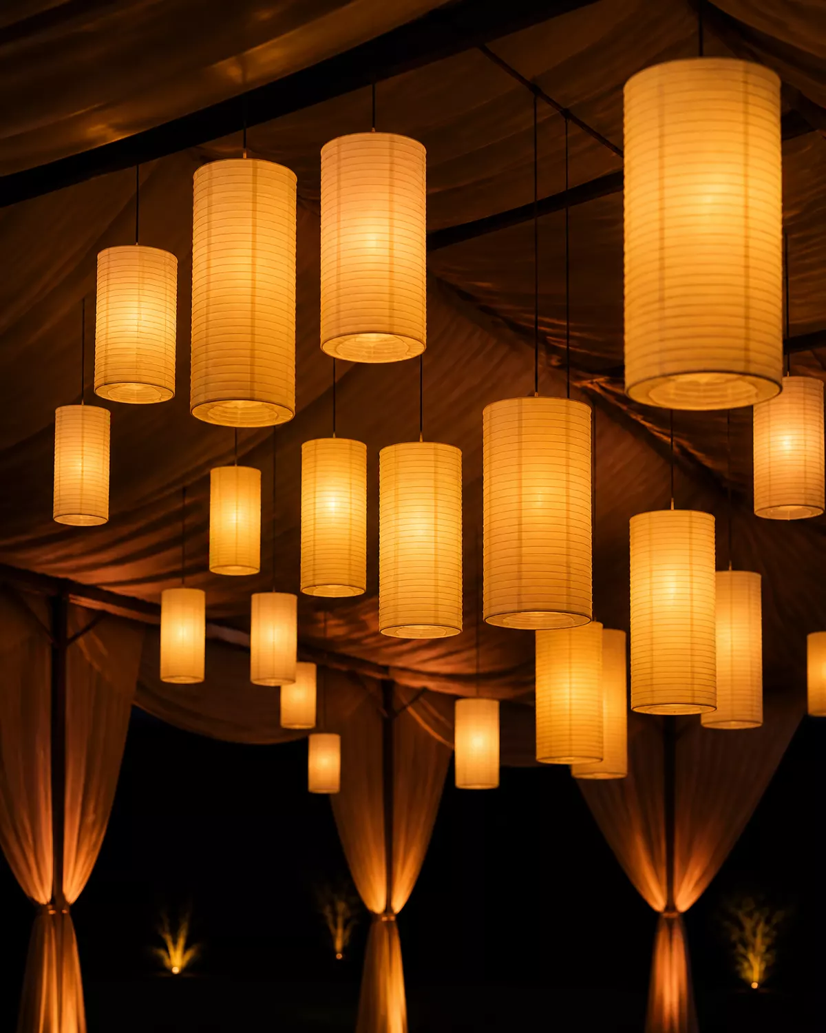 Lanternas de papel penduradas sob tenda de celebração à noite