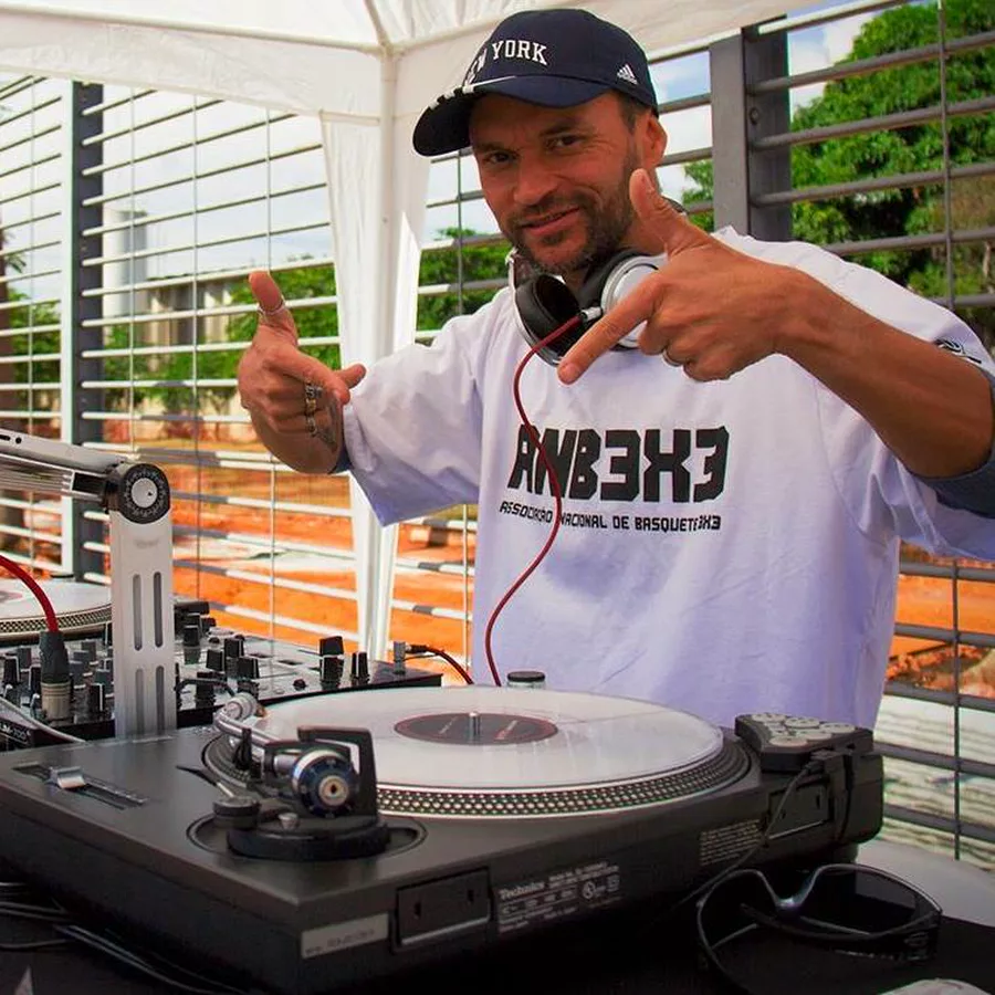 Ney Trinidad na cabine com toca-discos e mixer